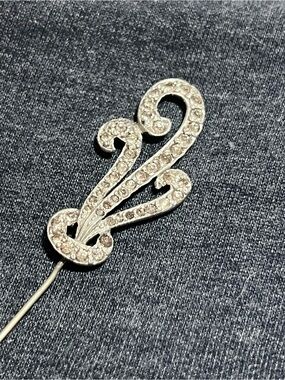 Silver colored vintage hat or fur pin